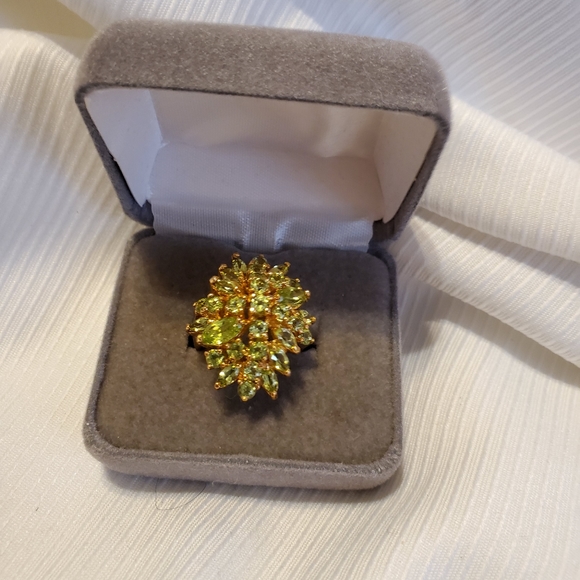 GREEN PERIDOT ring 5 3/4 - Picture 5 of 16